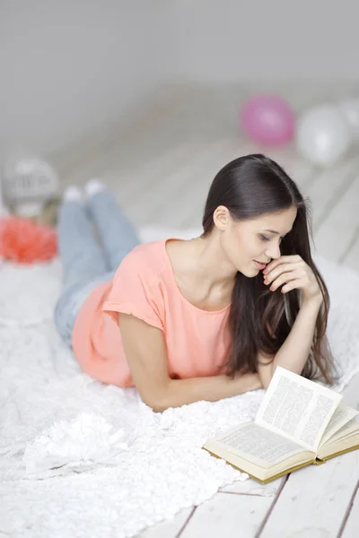 Close up.young mujer leyendo un libro tirado en el suelo en la sala de estar —  Fotos de Stock