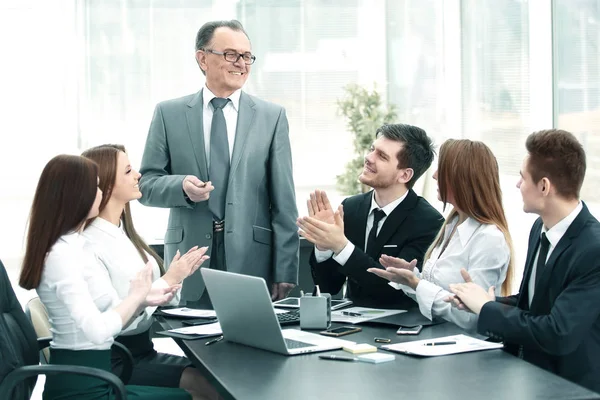 Equipe de negócios aplaudindo líderes na reunião . — Fotografia de Stock