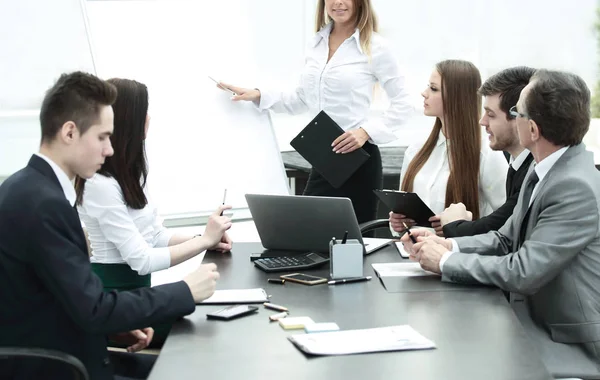 Femme d'affaires conduisant une présentation pour les collègues d'affaires — Photo