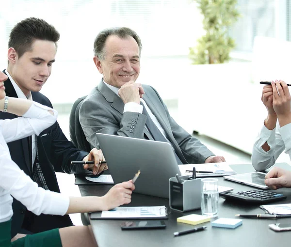 Business-Team diskutiert neue Ideen. Das Konzept der Teamarbeit. — Stockfoto