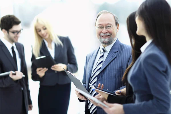 Sluit up.group van mensen uit het bedrijfsleven staan in de lobby van office. — Stockfoto