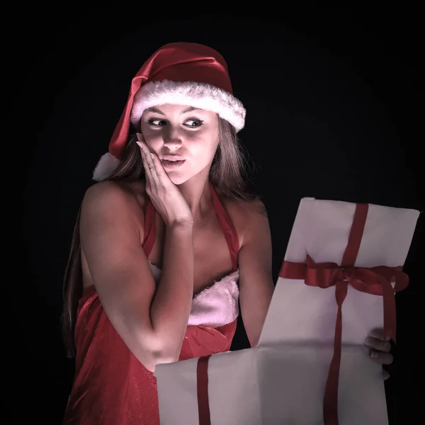 Schöne Frau als Weihnachtsmann gekleidet, öffnet die Schachtel mit Hallo — Stockfoto