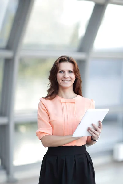 Сучасна жінка з цифровим планшетом, що стоїть в офісі — стокове фото
