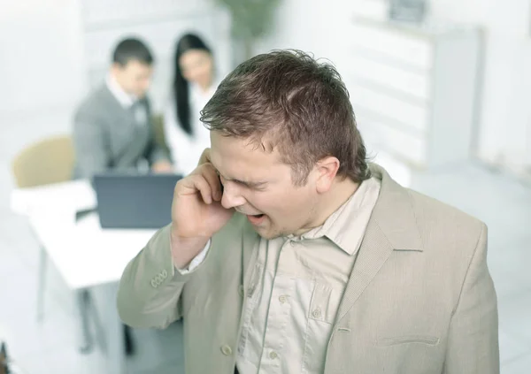 Closeup.Manager telefoniert im Büro mit Handy — Stockfoto