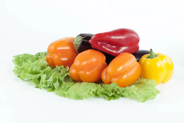 Bell pepper,eggplant on lettuce leaves isolated on white — Stock Photo, Image