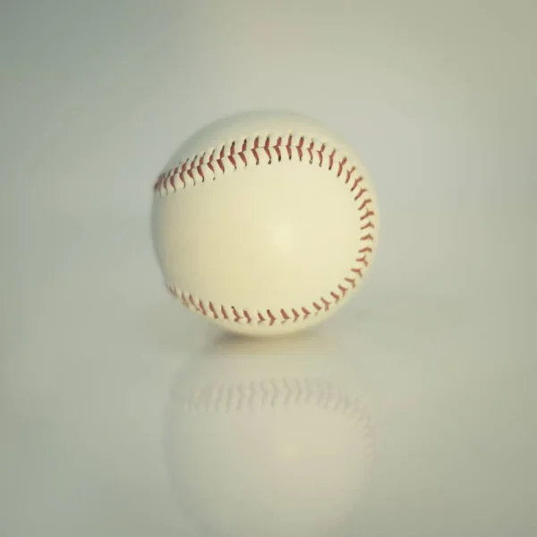 Honkbal bal .isolated op een witte achtergrond . — Stockfoto