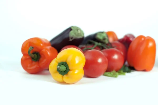 Крупный план свежих овощей изолирован на белом фоне — стоковое фото
