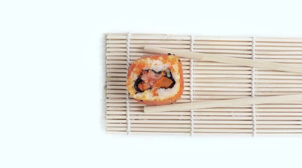 Duże .isolated sushi i pałeczki na światło — Zdjęcie stockowe