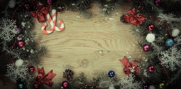 Χριστουγεννιάτικη κάρτα. Χριστουγεννιάτικο στεφάνι σε ξύλινο φόντο . — Φωτογραφία Αρχείου