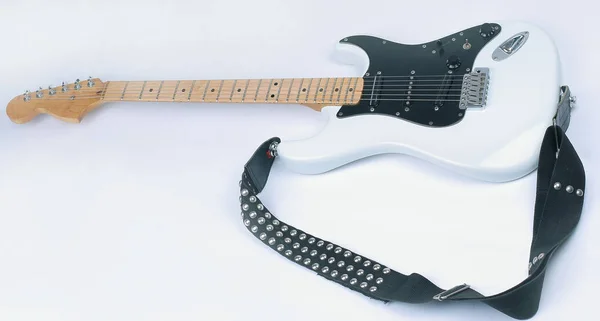 Gitara elektryczna .modern zbliżenie na białym tle. — Zdjęcie stockowe