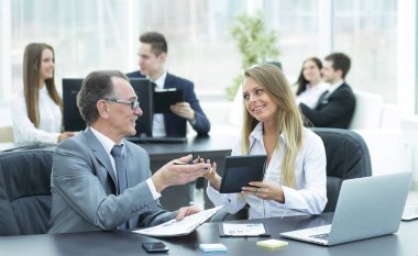 üst düzey Yöneticisi ve mali istatistikleri tartışırken Yardımcısı