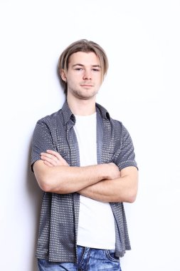 Porter çağdaş adam beyaz jeans.isolated