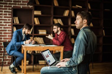 Satış Müdürü laptop pazarlama raporu ile çalışma