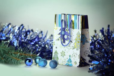 Alışveriş çantası ve Noel süslemeleri. Beyazlar içinde izole edilmiş.