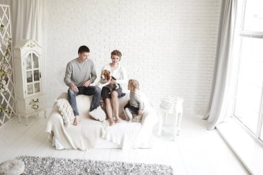 mutlu anne kızı ve bir oturma odası ile sevgili evde beslenen hayvan ile portresi