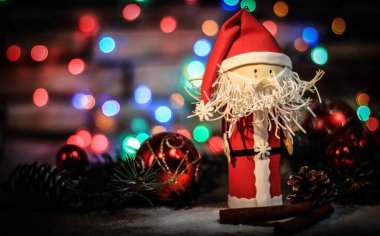 Noel arkaplanındaki oyuncak Noel Baba
