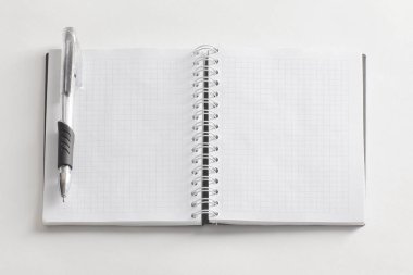 defter ve kalem üzerinde beyaz background.photo kopya alanı ile açın