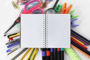 ofis malzemeleri beyaz arka plan üzerinde açılan not defteri