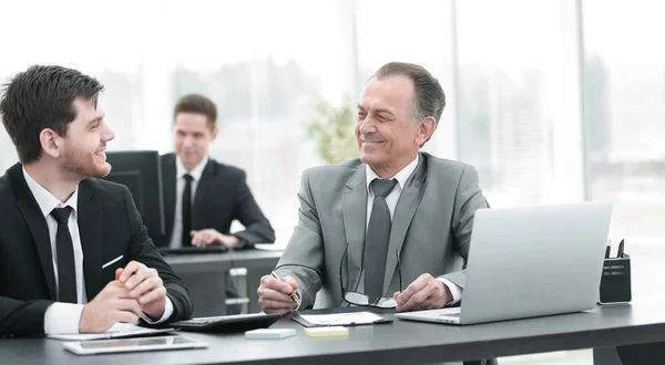 Werknemers werken met financiële documenten op kantoor — Stockfoto