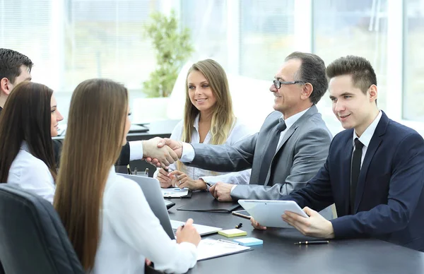 Handdruk van zakelijke partners aan de onderhandelingstafel — Stockfoto