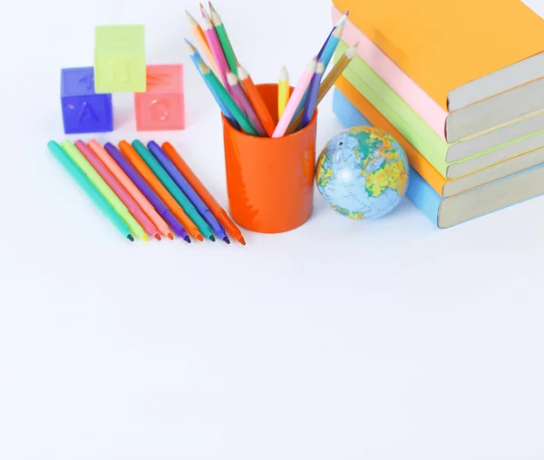 Tankönyvek és iskolai kellékek a fehér háttér .photo hely másolás — Stock Fotó