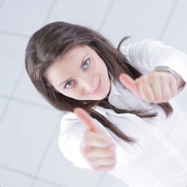 View from the top.in full growth.successful business woman showing thumb up — Stock Photo, Image