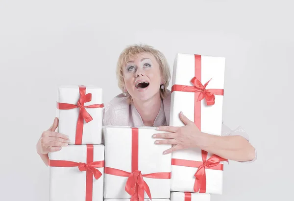 Mujer feliz closeup.very con cajas de regalo — Foto de Stock