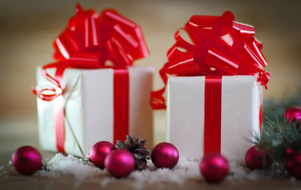 Kartki świąteczne. kolorowe pola prezenty na Boże Narodzenie backgrou — Zdjęcie stockowe