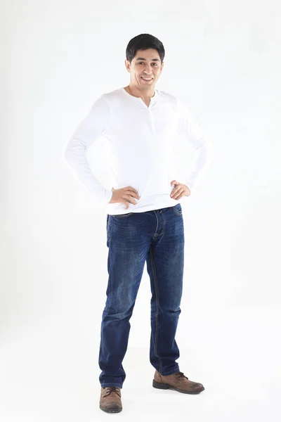 Retrato de empresário confiante no fundo branco — Fotografia de Stock