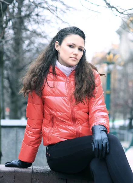 Portrait of young woman on background of a winter city — Stock Photo, Image