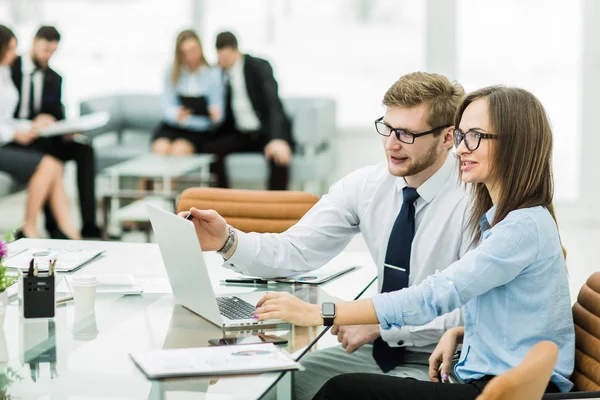 Gerente de ventas y contable están trabajando en un ordenador portátil con financ — Foto de Stock