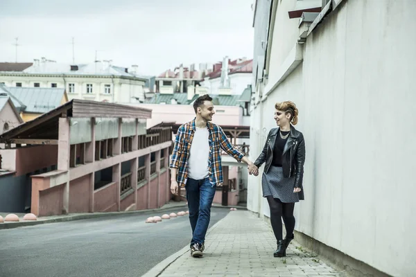 Verliebtes Paar spaziert die Straße einer modernen Stadt hinunter. — Stockfoto