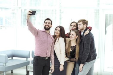 office penceresinde yakın duran bir selfie alarak dostu iş takım
