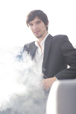 up.businessman bir sigara ile bir kahve molası sırasında kapatın.