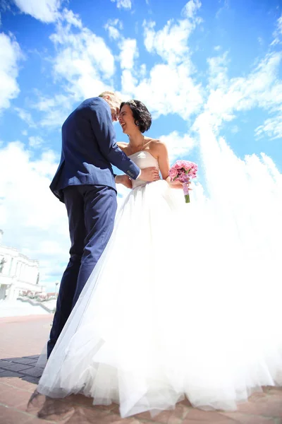 Primo piano di una sposa felice e bello sposo — Foto Stock