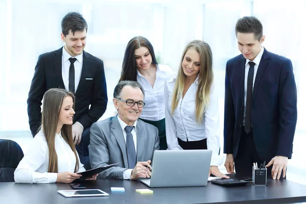 Igazgató és üzleti csapat látszó-on laptop képernyő. — Stock Fotó