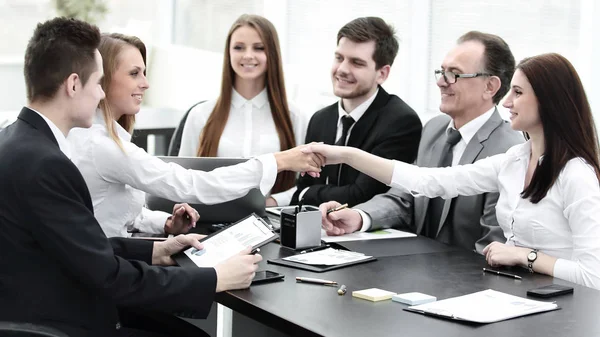 成功した実業家は、握手を交わしています。彼らの契約をしました。 — ストック写真