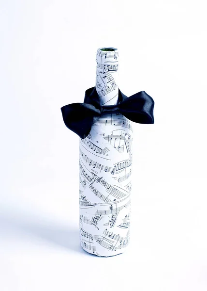Святкова прикрашена пляшка вина. ізольована на білому — стокове фото