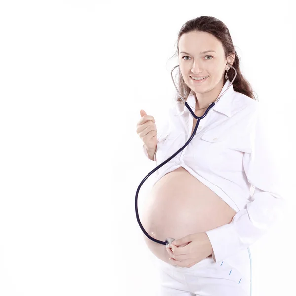 Schwangere hört ihrem Baby mit Stethoskop zu , — Stockfoto