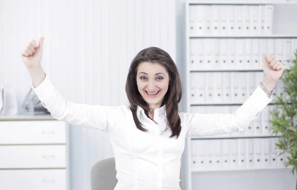 Molto felice giovane donna d'affari seduta alla sua scrivania — Foto Stock