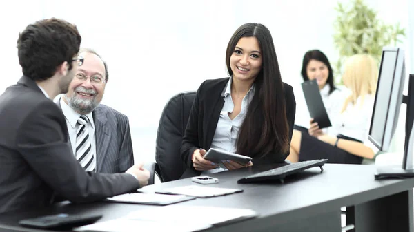 Colegas de negocios en su escritorio en la oficina —  Fotos de Stock