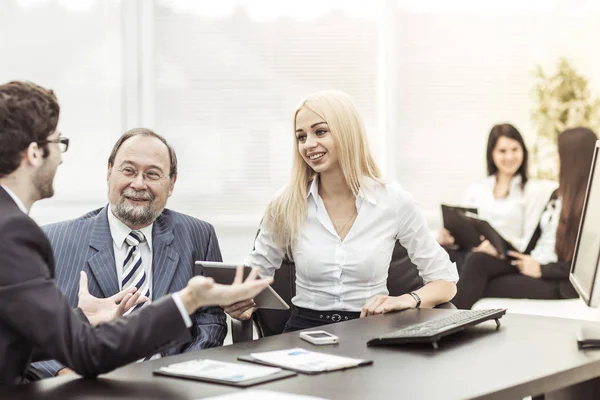 Equipo empresarial profesional que trabaja con gráficos financieros en el lugar de trabajo — Foto de Stock