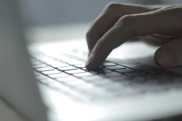 De cerca. imagen borrosa de la mano masculina escribiendo en el teclado del ordenador portátil — Foto de Stock