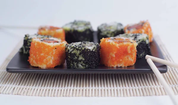 Sushi seti - Maki sushi ve chopsticks bir b farklı — Stok fotoğraf