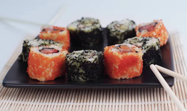 Sushi seti - Maki sushi ve chopsticks bir b farklı — Stok fotoğraf