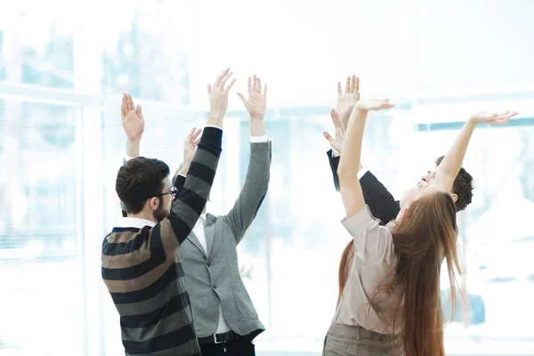 Equipo empresarial joven motivado que promete apoyo levantando la mano — Foto de Stock