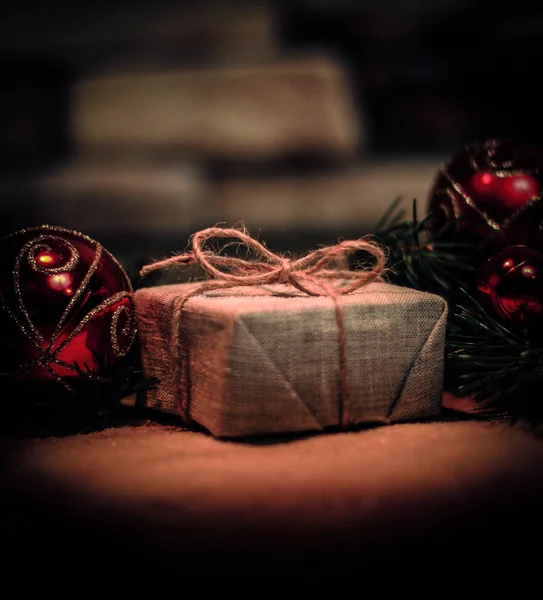 Prezent świąteczny na tle świątecznych dekoracji — Zdjęcie stockowe