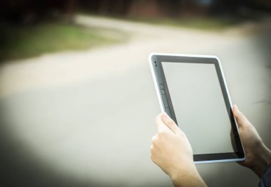 Dijital tablet tutan kişi insan ve teknoloji .closeup