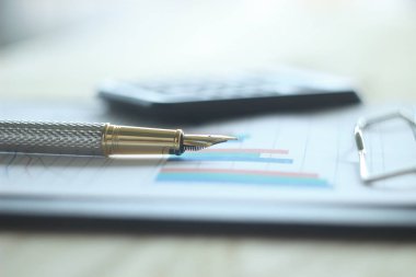 yakın çekim. kalemle bir altın NIB arka plan bulanık Office Resepsiyon