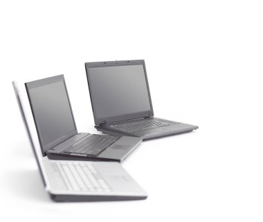 boş bir ofiste açık belgili tanımlık okul sırası üstünde laptop